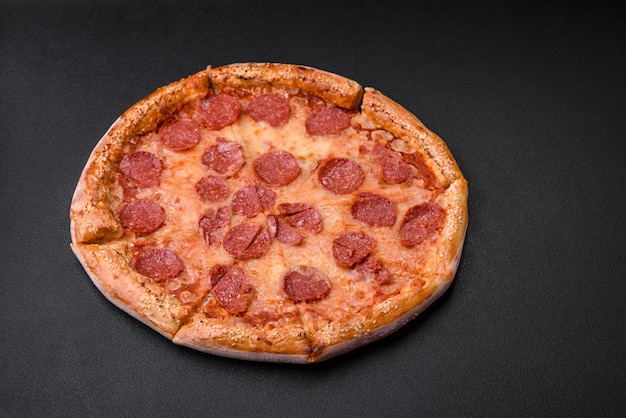 Heerlijke verse pepperoni pizza met sesamzaadjes aan de zijkanten