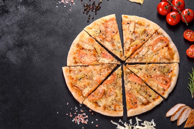Heerlijke verse pizza gemaakt in een haardoven met garnalen, mosselen en andere zeevruchten