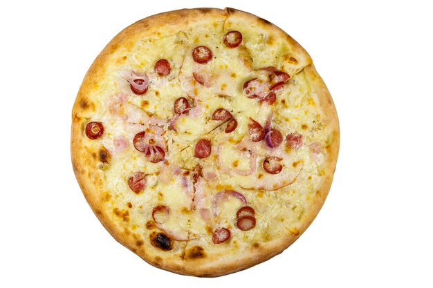 Heerlijke verse pizza met worst rode ui en kaas geïsoleerd op een witte achtergrond