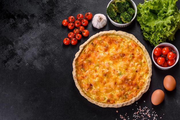 Heerlijke verse quiche met broccoli, zalm en kaas