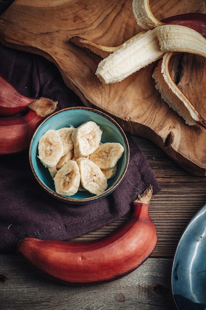 Foto heerlijke verse rauwe rode bananen