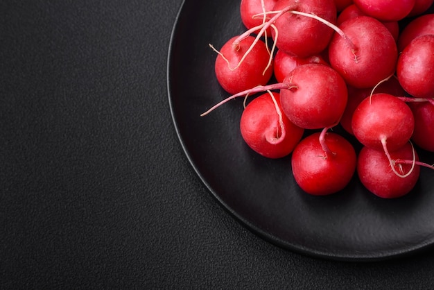 Heerlijke verse rauwe rode radijs voor het maken van een gezonde salade