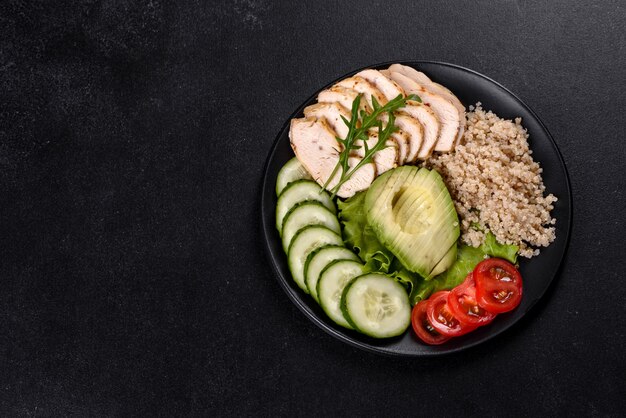 Heerlijke verse salade met quinoa, kip en verse groenten op een bord