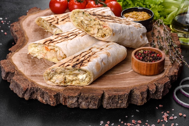 Heerlijke verse shoarma met vlees en groenten op een donkere betonnen tafel. Fastfood, Turkse keuken