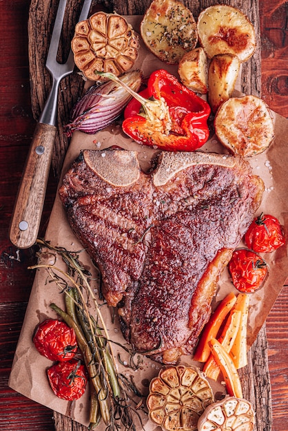 Heerlijke verse steak voor het diner. lekker en gezond eiwitrijk voedsel