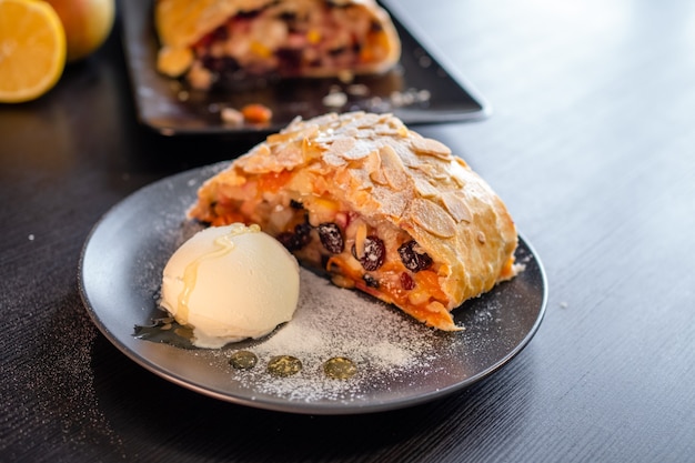 Heerlijke verse strudel gevuld met appels en rozijnen