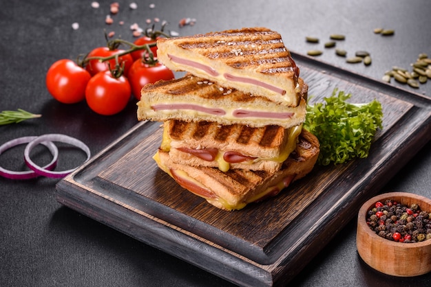 Heerlijke verse toastgrill met kaas en ham. Broodjes, snelle snack