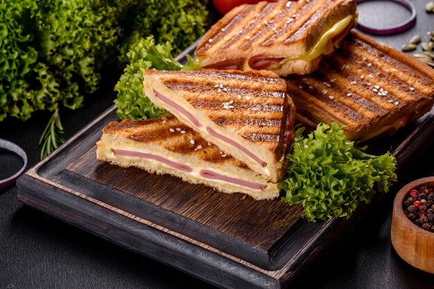 Heerlijke verse toastgrill met kaas en ham. Broodjes, snelle snack