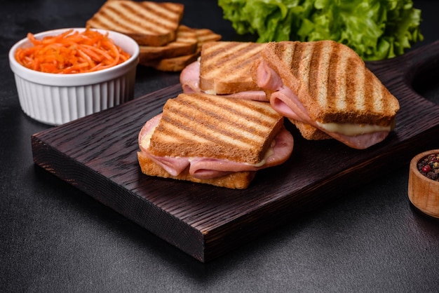 Heerlijke verse toastgrill met kaas en ham Broodjes snelle snack