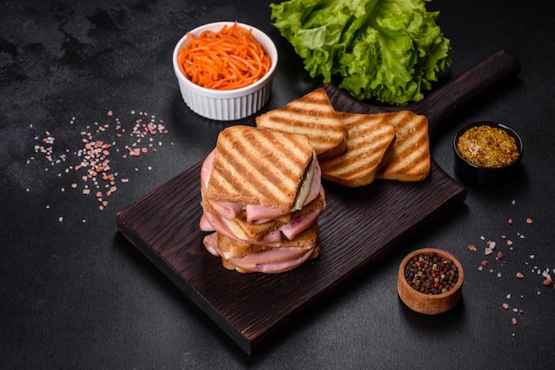 Heerlijke verse toastgrill met kaas en ham Broodjes snelle snack