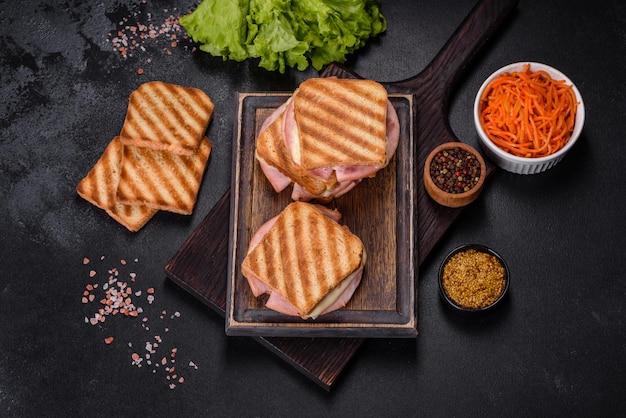 Heerlijke verse toastgrill met kaas en ham Broodjes snelle snack