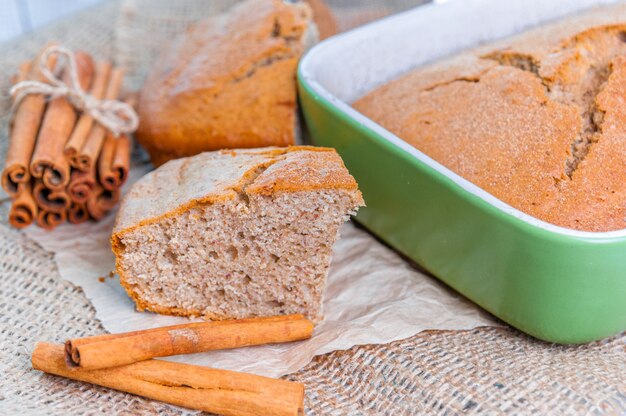 Heerlijke verse zelfgemaakte cake van het kaneelbrood in de ceramische schotel