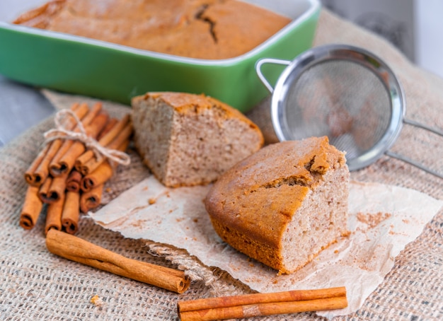 Foto heerlijke verse zelfgemaakte cake van het kaneelbrood in de ceramische schotel