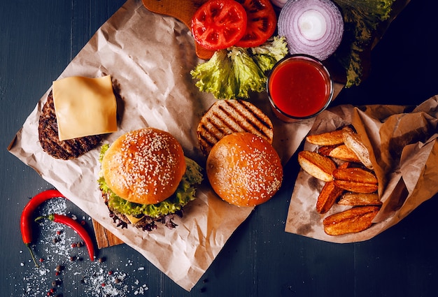 Heerlijke verse zelfgemaakte hamburger op een houten tafel