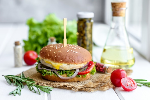 Heerlijke verse zelfgemaakte hamburger op een houten tafel