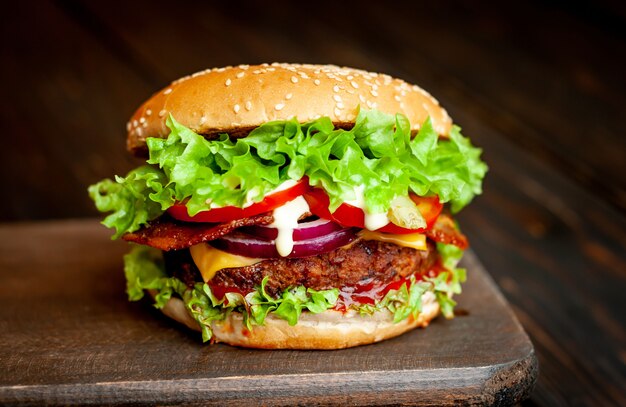 Heerlijke verse zelfgemaakte hamburger op houten tafel