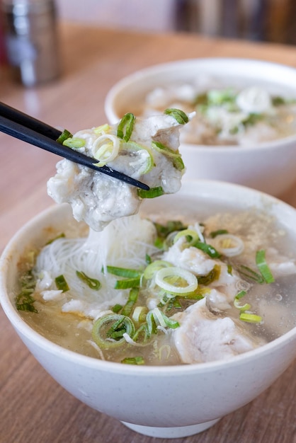 Foto heerlijke vis bal rijstnoedels in dikke soep gewoon voedsel in tainan taiwan azië aziatische taiwanese straat delicatesse keuken close-up levensstijl