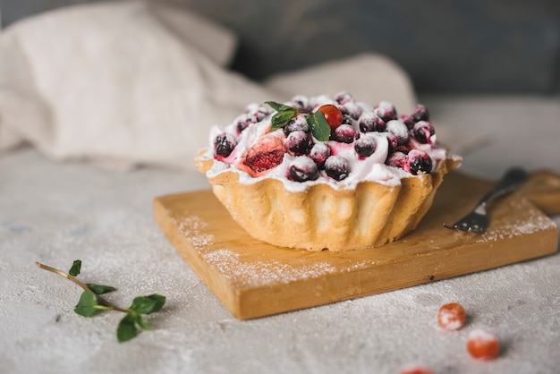 Heerlijke vlaai op houten bord