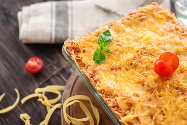 Heerlijke vlees lasagne in ovenschaal op tafel close-up