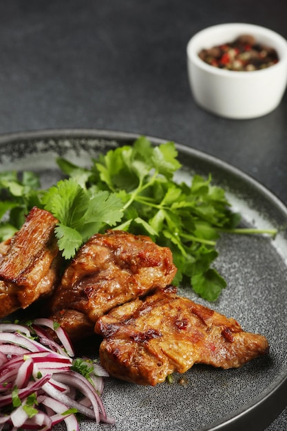 Heerlijke vleeskebab met verse groente. Gegrilde vleeskebabs, groenten op een donkere tafel.