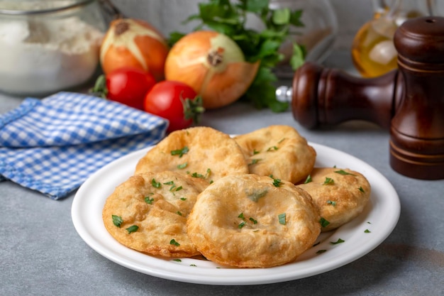 Heerlijke vleespastei uit de Turkse keuken. Gefrituurde handgemaakte taarten. Turkse naam; fincan boregi of puf borek