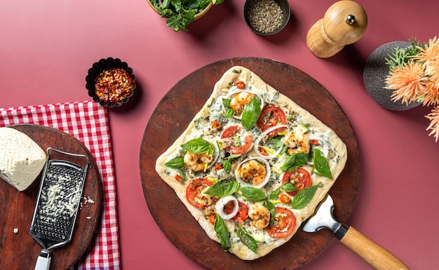 Heerlijke vlezige vierkante pizza geïsoleerd op een houten bord bovenaanzicht