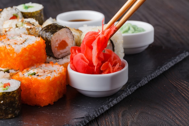 Heerlijke vrede van sushi rolt in stok. Portie vers voedsel