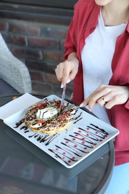 Heerlijke wafel met chocoladesaus