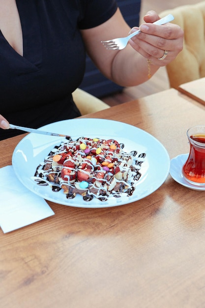 Heerlijke wafel met chocoladesaus