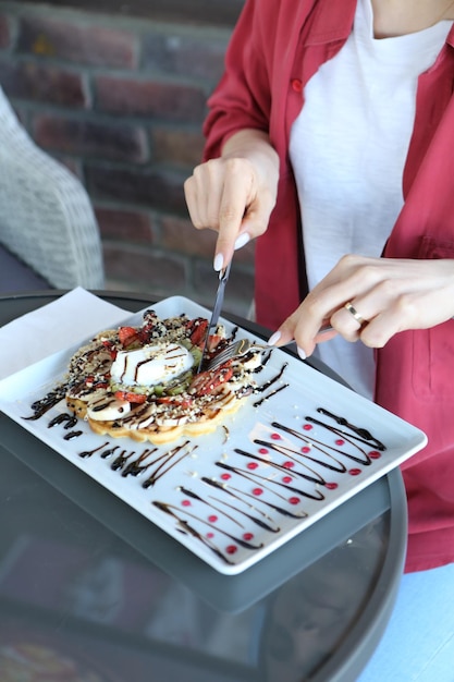 Heerlijke wafel met chocoladesaus