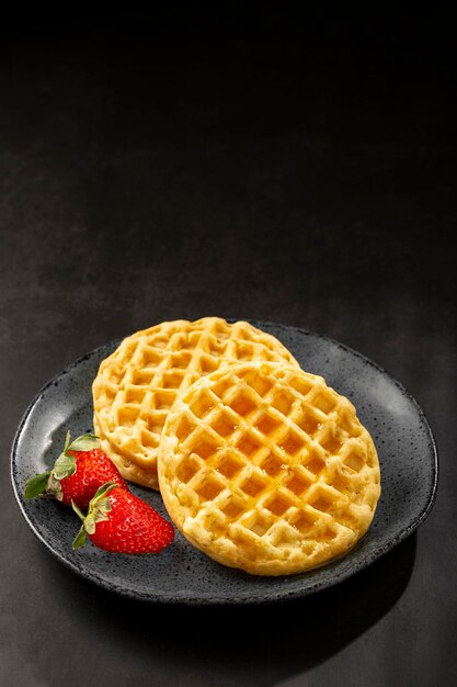 Heerlijke wafels Bord met gebakken wafels op tafel