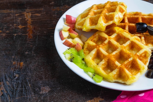 Heerlijke wafels in een plaat op de tafel