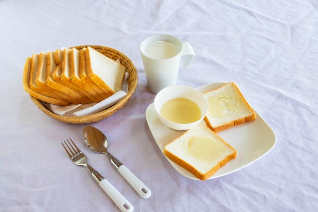 Heerlijke waffels op een bord op de tafel.