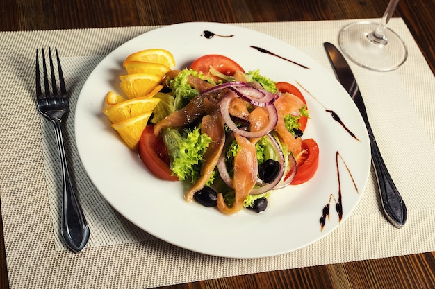 Heerlijke warme salade met zeevruchten in een restaurant