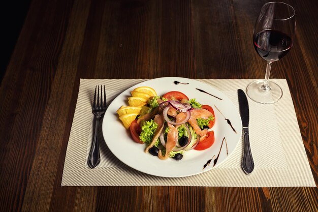 Heerlijke warme salade met zeevruchten in een restaurant