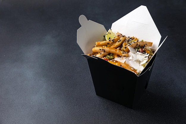 Heerlijke wok noodles box container. Chinees en Aziatisch fastfood om mee te nemen.