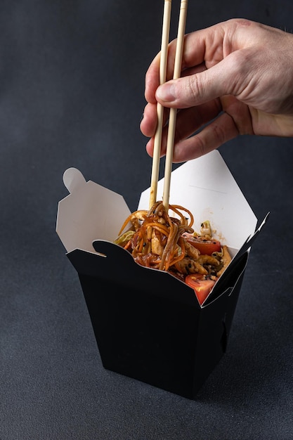 Heerlijke wok noodles box container. Chinees en Aziatisch fastfood om mee te nemen.