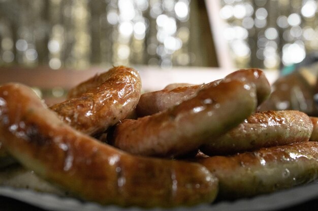 Foto heerlijke worst op de grill met specerijen en kruiden