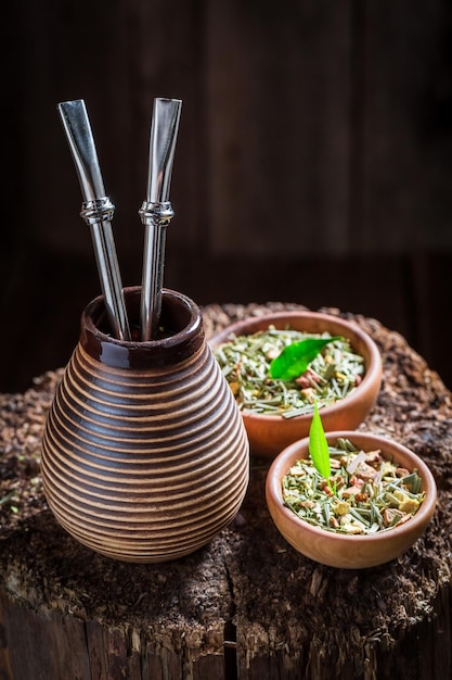 Heerlijke yerba mate met bombilla en kalebas