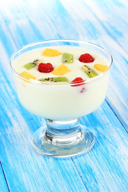 Heerlijke yoghurt met fruit op tafel close-up