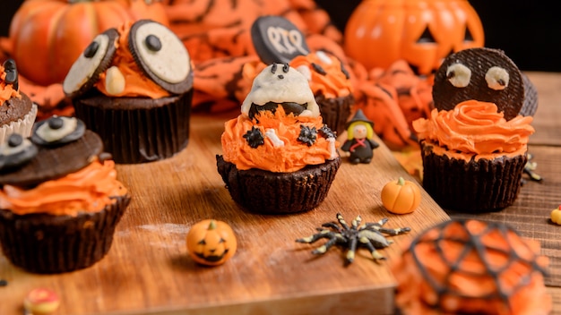 Heerlijke zelfgemaakte cake koken en cupcake versieren voor feestelijke Halloween. Zoet dessert en decoratie voor een feestje thuis.