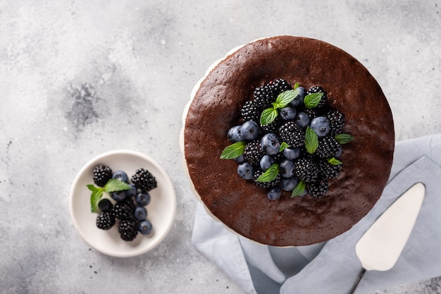 Heerlijke zelfgemaakte chocoladetaart met bessen