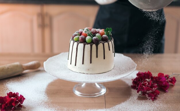 Heerlijke zelfgemaakte chocoladetaart met fruit