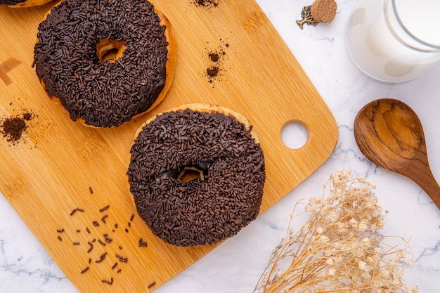 heerlijke zelfgemaakte donut of donut Donut is populair in veel landen en wordt in verschillende vormen bereid als zoete snack die zelfgemaakt kan worden of gekocht kan worden in bakkerijen supermarkten