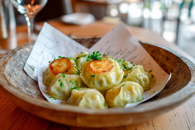 Heerlijke zelfgemaakte dumplings geserveerd op een rustieke houten bord in een elegante restaurantomgeving