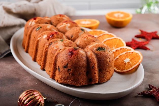 Heerlijke zelfgemaakte Engelse fruitcake broodpudding met gedroogd gemengd fruit, sultana's, rozijnen en gehakte amandel. Geserveerd tijdens kerstfeest of oudejaarsavond