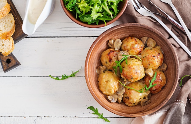 Foto heerlijke zelfgemaakte gehaktballetjes met champignonroomsaus. zweedse keuken. bovenaanzicht