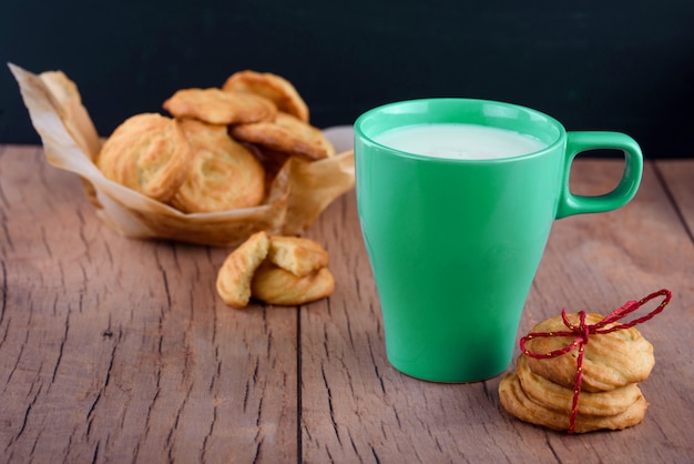 Heerlijke zelfgemaakte geurige koekjes, gebonden met een rood lint, met een kopje verse melk. Feestelijke inhoud