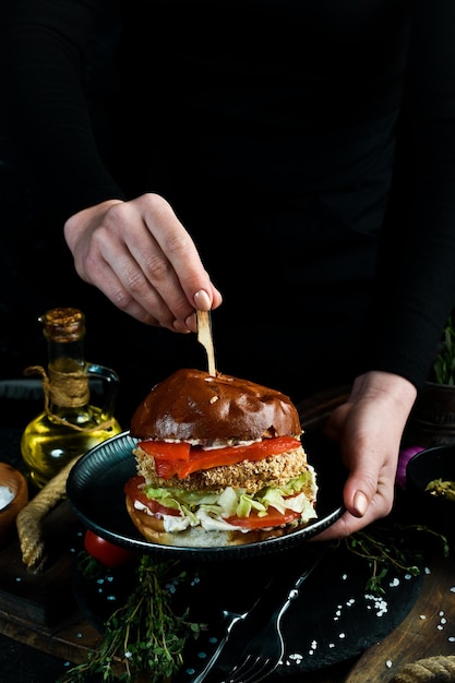 Heerlijke zelfgemaakte hamburgers van runderkaas en groenten op een oude houten tafel Fast food concept