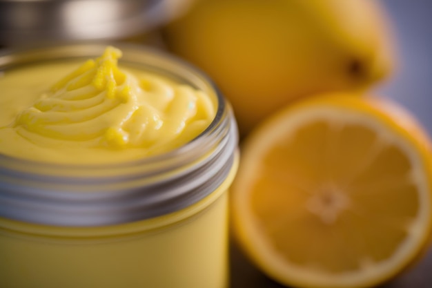 Heerlijke zelfgemaakte lemon curd in een glazen pot met verse citroenen